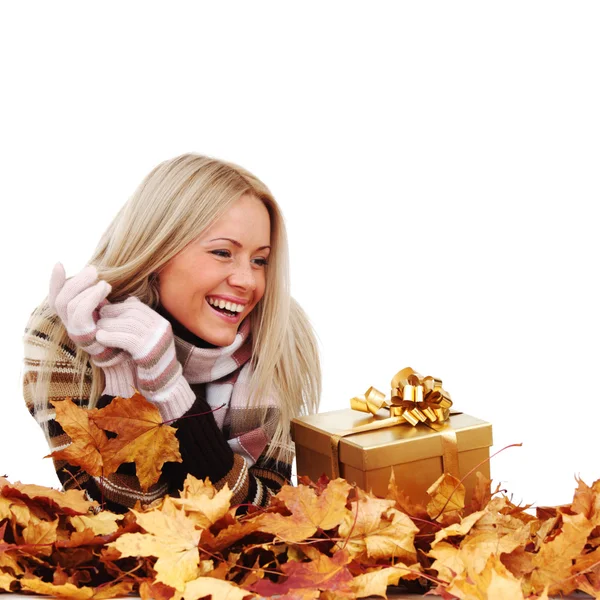 Vrouw nemen herfst geschenk — Stockfoto
