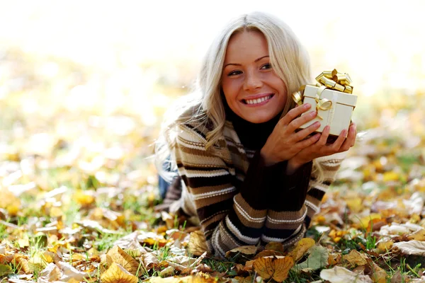 Donna prendere regalo d'autunno — Foto Stock