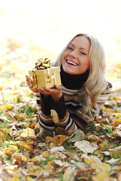 Donna prendere regalo d'autunno — Foto Stock