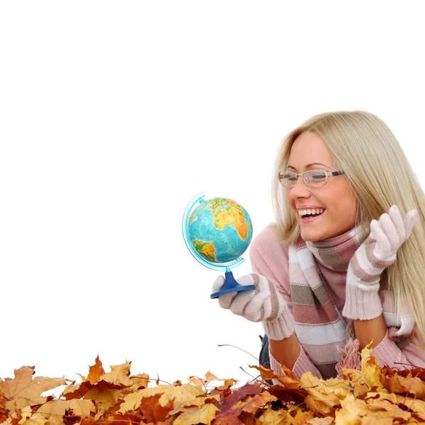 Frau nimmt Globus in die Hand — Stockfoto