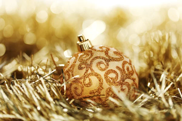 ゴールデン クリスマス ボール — ストック写真