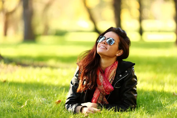 Woman on green grass — Stock Photo, Image