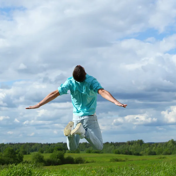 Человек прыгает — стоковое фото