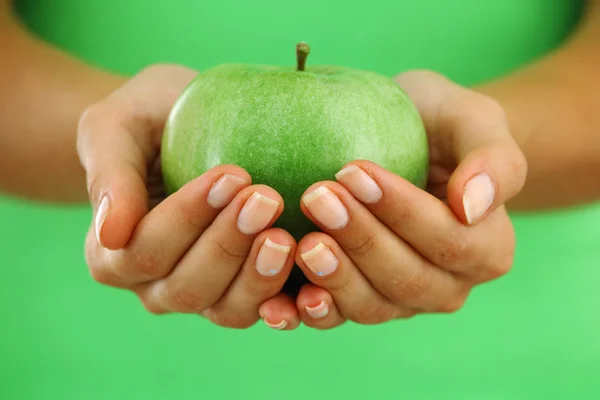 Jabłko w ręce kobiety — Zdjęcie stockowe