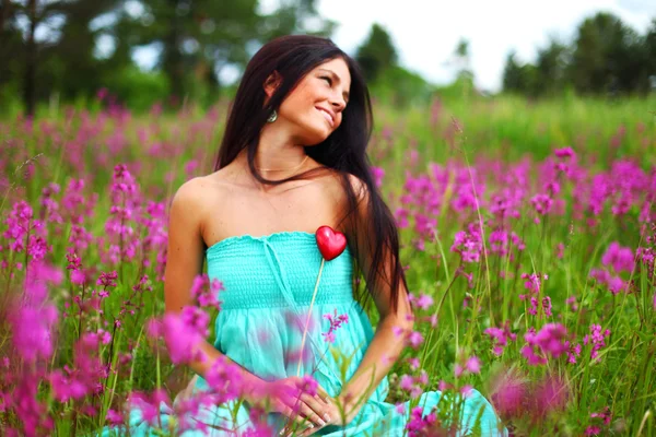Çiçek tarlasında bir kadın — Stok fotoğraf