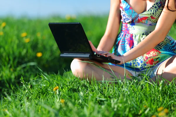 Trabalho de laptop no campo — Fotografia de Stock