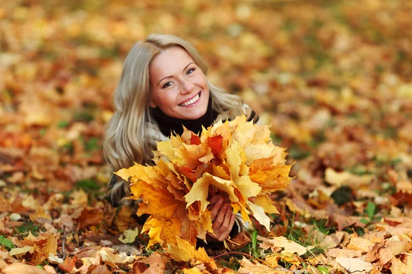 Mulher portret no outono folha — Fotografia de Stock