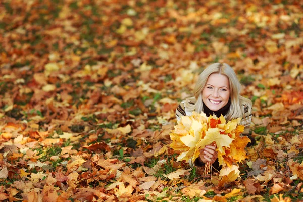 Frau Portret im Herbstblatt — Stockfoto