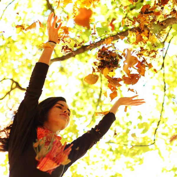 Kobieta kropla liści w parku jesień — Zdjęcie stockowe