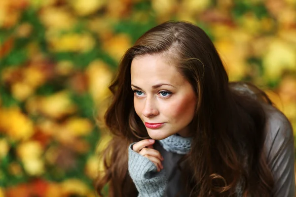 Frau Portret im Herbstblatt — Stockfoto