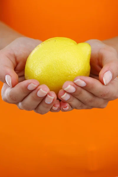 Zitrone in Frauenhänden — Stockfoto