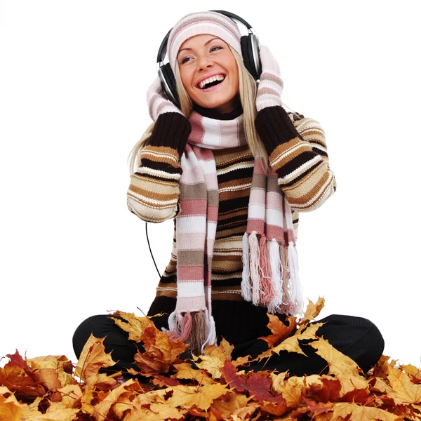 Sonbahar kadını müzik dinleme — Stok fotoğraf