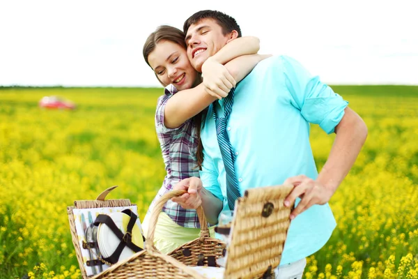 Lovers hug on picnic — Stock Photo, Image