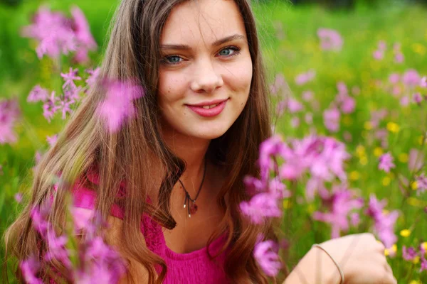 Mujer en el campo de flores rosa —  Fotos de Stock