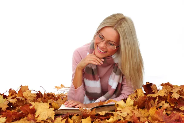Jesień kobieta czytać w studio — Zdjęcie stockowe