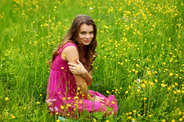 Kobieta na polu kwiatów — Zdjęcie stockowe