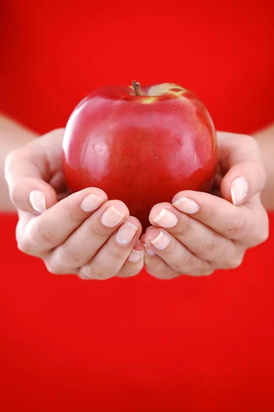 Roter Apfel in der Hand — Stockfoto