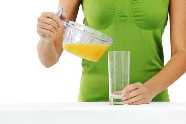 Kvinna pressar juice — Stockfoto