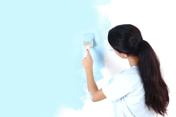 Жінка малює на стіні — стокове фото