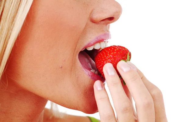Frau isst Erdbeere — Stockfoto