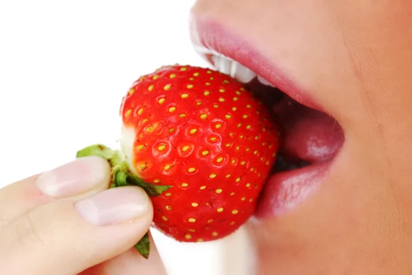 Vrouw eten aardbei — Stockfoto