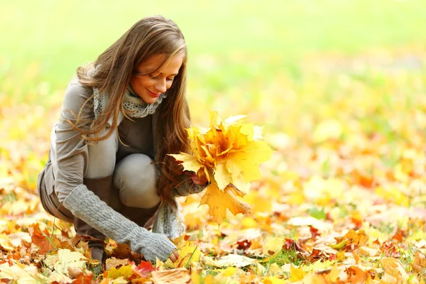 Herbstfrau — Stockfoto