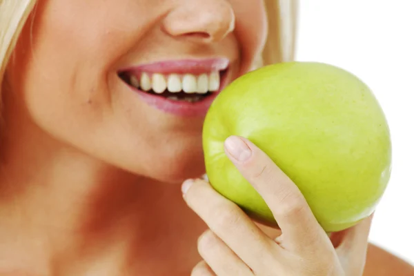女性はリンゴを食べる — ストック写真