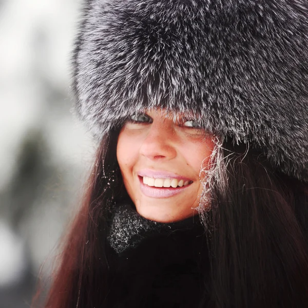 Зимняя женщина — стоковое фото