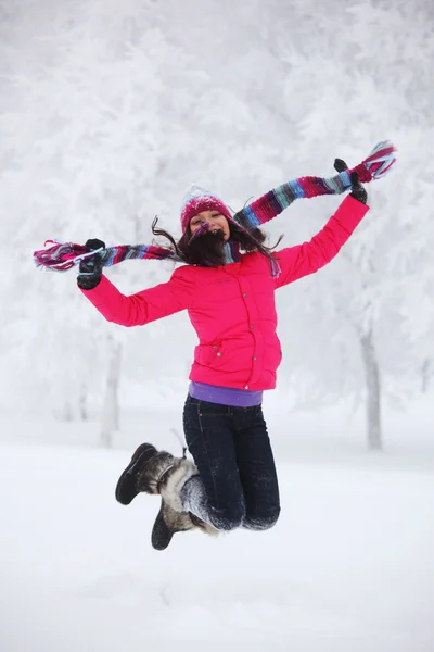 Zimní ženy skok — Stock fotografie
