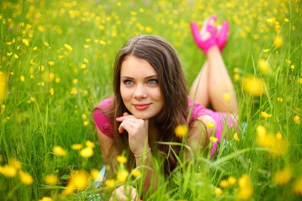 Femme sur le champ de fleurs — Photo