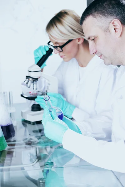 Forskare i kemiskt labb — Stockfoto