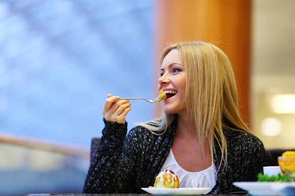 Mujer comer desierto — Foto de Stock