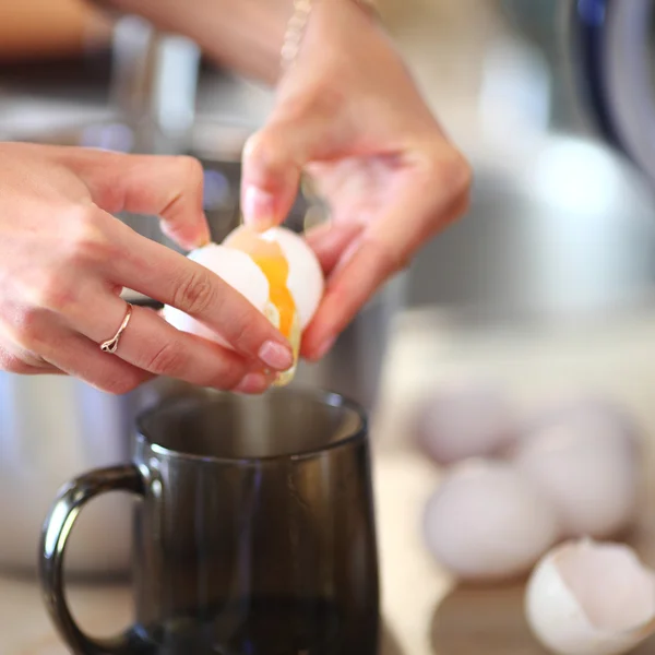 Перерва яйця — стокове фото