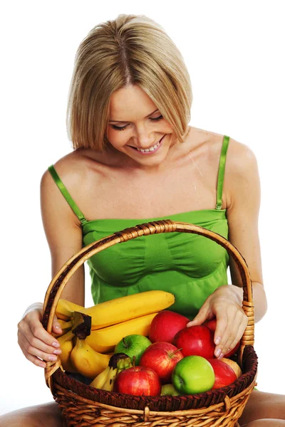 Donna tiene un cesto di frutta — Foto Stock