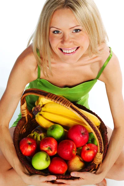 Nő birtokol egy kosár gyümölcs — Stock Fotó