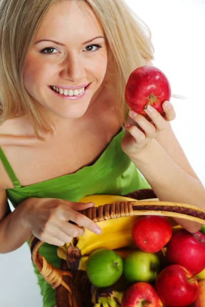 Vrouw houdt een mand met fruit — Stockfoto