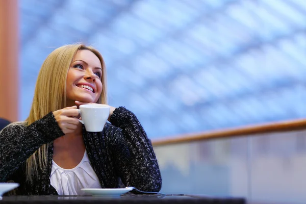 Kobieta pije kawę. Zdjęcie Stockowe