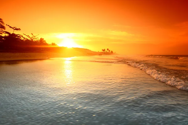 Ocean sunriceΤύπος κουνώντας το χέρι του στη θάλασσα, Χαιρετισμός — Stockfoto