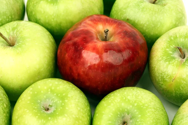 Червоне і зелене яблука — стокове фото