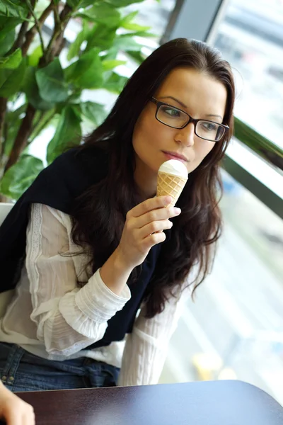 Feliz mujer lamiendo helado — Foto de Stock