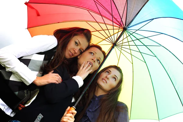 Девушки под зонтиком — стоковое фото