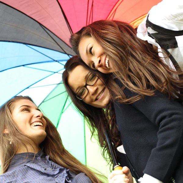 Lachende vriendinnen onder paraplu — Stockfoto