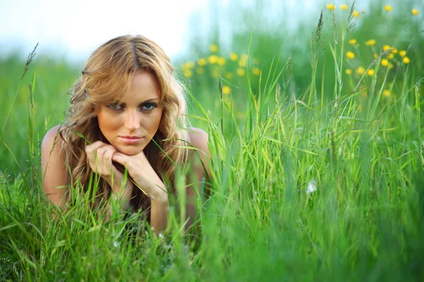 Блондинка на траве — стоковое фото