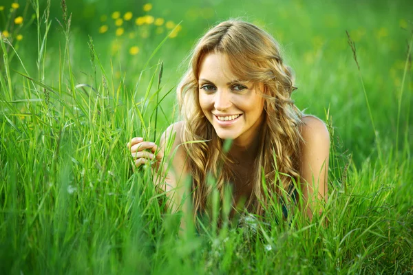 Blonde sur l'herbe — Photo