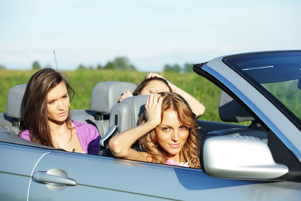 Freunde fahren im Cabrio — Stockfoto