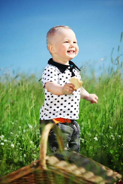 Chlapec na piknik — Stock fotografie