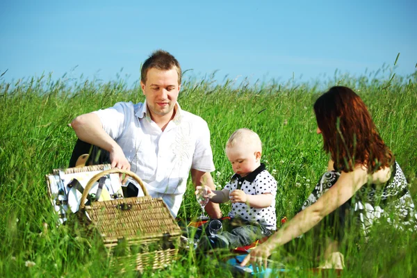 Felice picnic in famiglia — Foto Stock