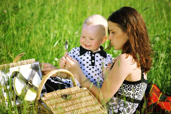Glad familj picknick — Stockfoto