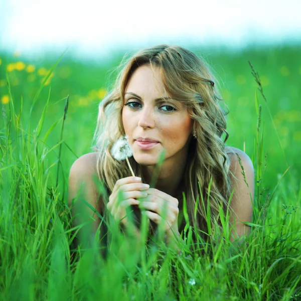 Femme sur l'herbe — Photo