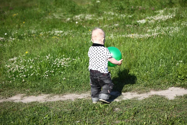 Garçon dans l'herbe — Photo